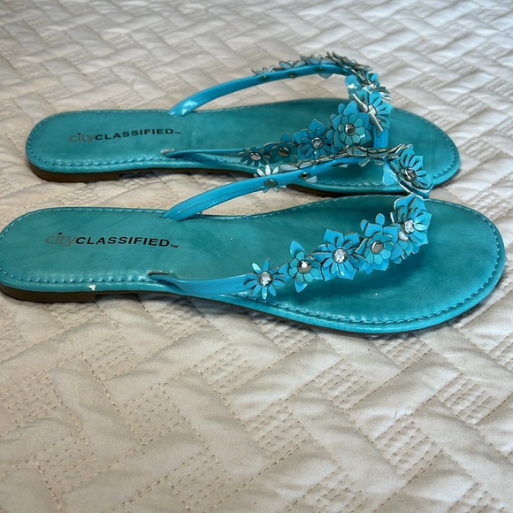 City classified Sz 5.5 aqua sandal, 3-D floral embellishments, flat - Picture 3 of 7